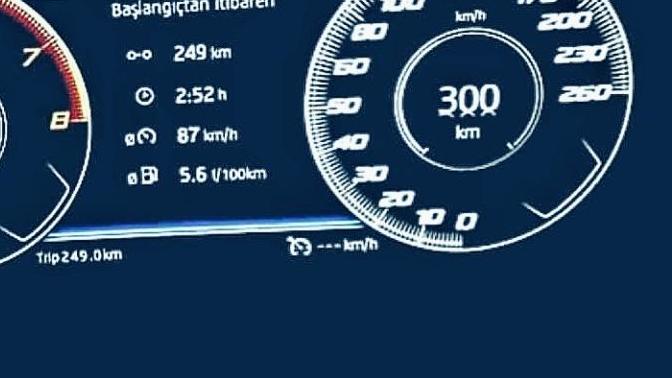 Bu arabada kaç kilometre hız yapılmış fotolu soru?