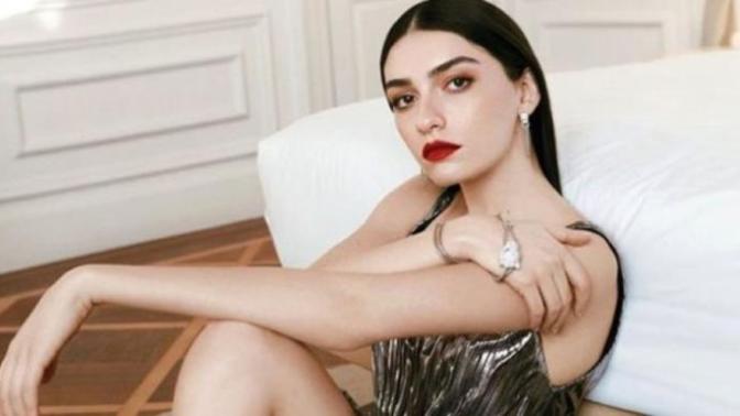 "Bahar gelsin" diyen Hazar Ergüçlü, art arda sütyensiz pozlarını paylaştı! Ünlüler rahatlığı abartıyor mu?