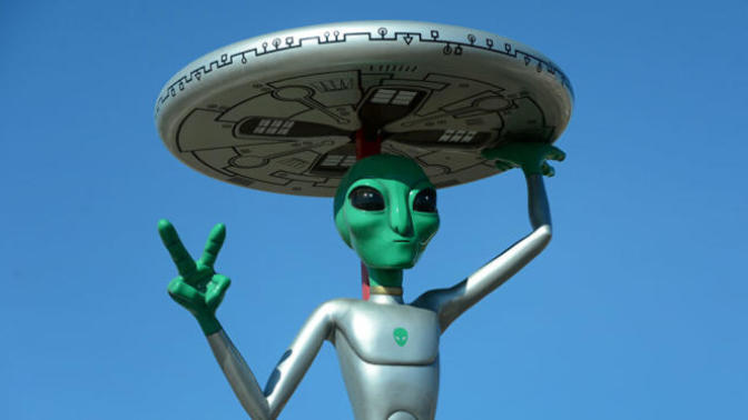 Piramit şeklinde bir UFO'nun görüldüğü kanıtlandı! Uzaylılar Dünya'ya inseler hayatımızda neler değişir?