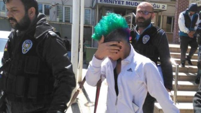 Erkek arkadaşım saçlarını yeşile boyatacağını söyledi. Arizona kertenkelesi gibi yanımda dolaştırmam gerekli mi?