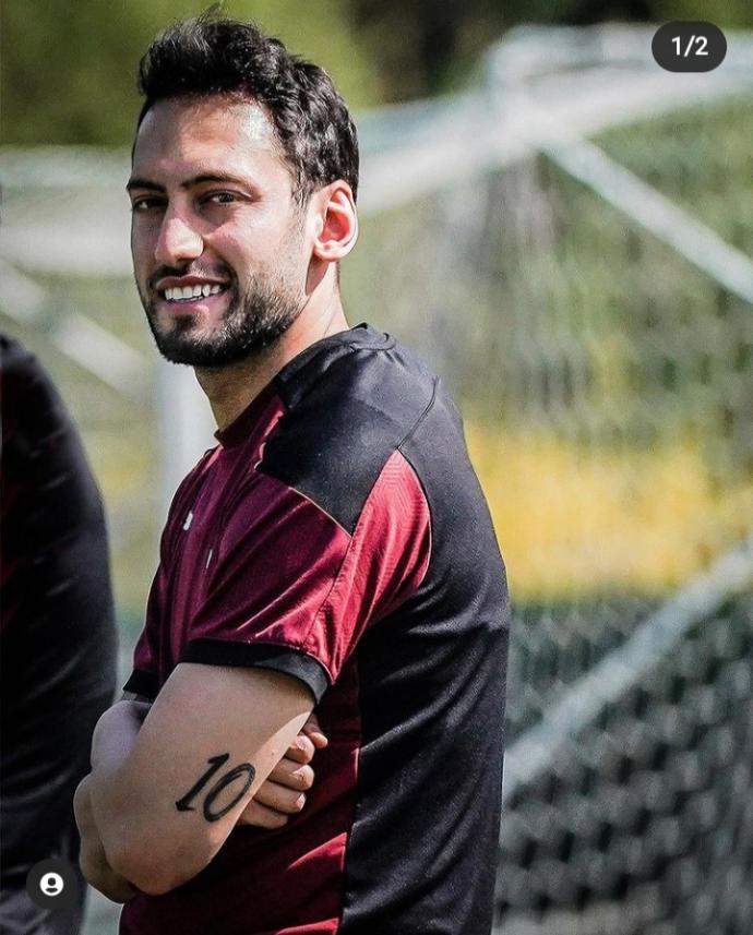 Sizce Hakan Çalhanoğlu yakışıklı futbolcu mu?
