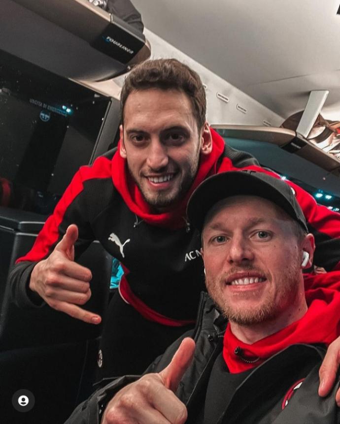 Sizce Hakan Çalhanoğlu yakışıklı futbolcu mu?