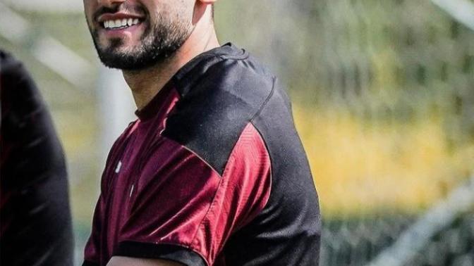 Sizce Hakan Çalhanoğlu yakışıklı futbolcu mu?