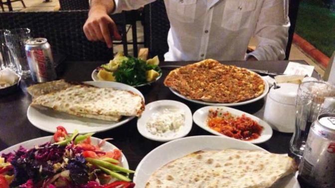 Sevgiliniz size iftar vakti hediye olarak lahmacun gönderse ne tepki verirsiniz?