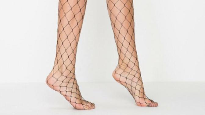 Minyon kadınlara mini elbiseyle kombinlemek için hangi model file çoraplar yakışır?