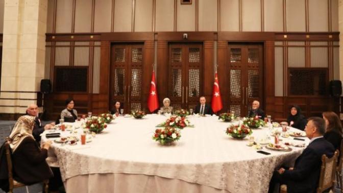Cumhurbaşkanlığı Külliyesi'nde iftar! Mantıklı buluyor musunuz?