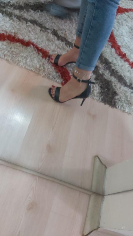 Açık ayakkabılarım için ayak bileğime dövme mi yaptırsam yoksa halhal mı kullansam dövmenin bir eksisi olabilir mi? ?