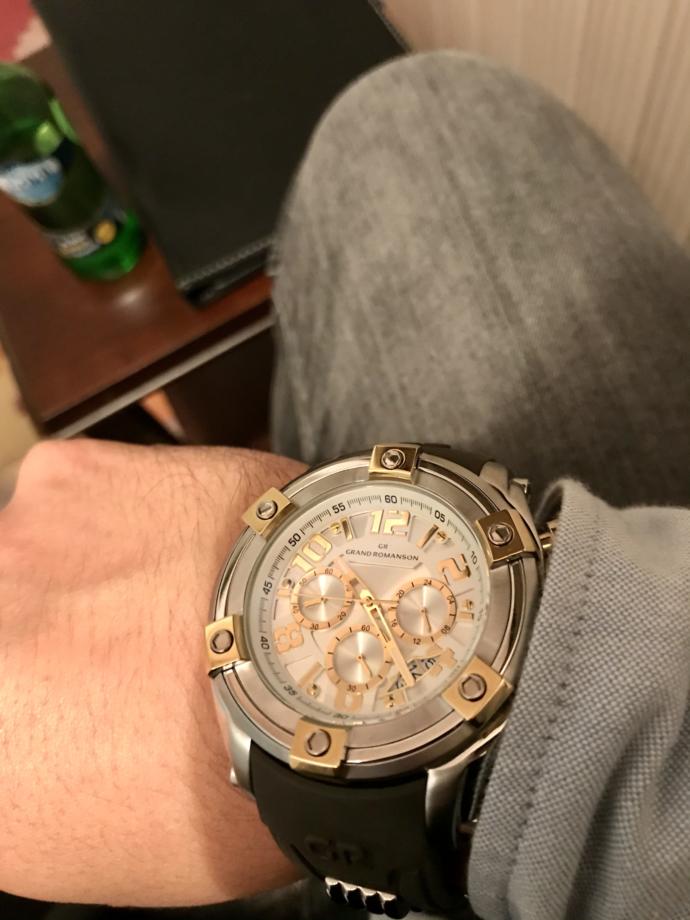 Babam hediye olarak saat almış. Sizce nasıl, yakışmış mı?