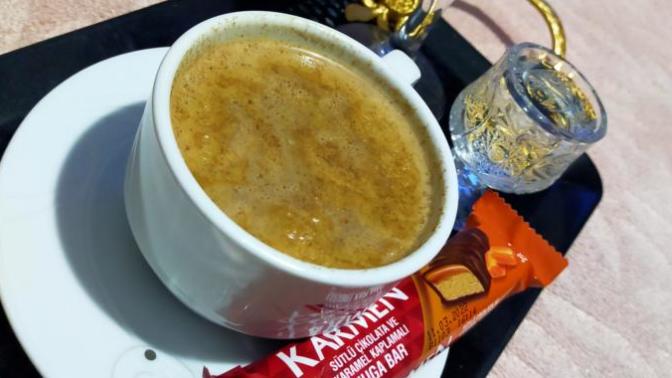 Sütlü kahvenin yanında koka kola (coca cola) içsem kafa yapar mı 🤔? Sitede kiminle sütlü kolalı kahve içmelisin diyeyim mi?