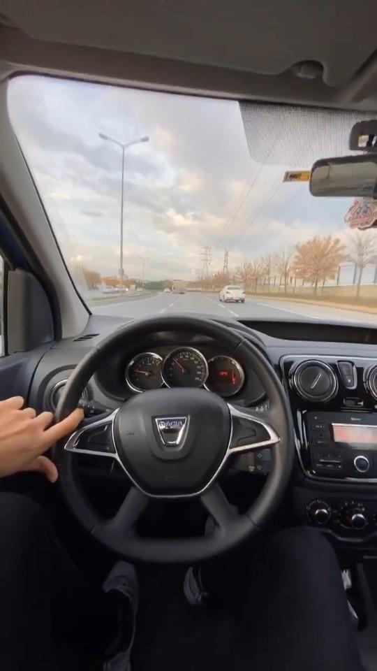 Bu erkekler araba storyleri atarak kızları etkilediğini falan mı sanıyor?