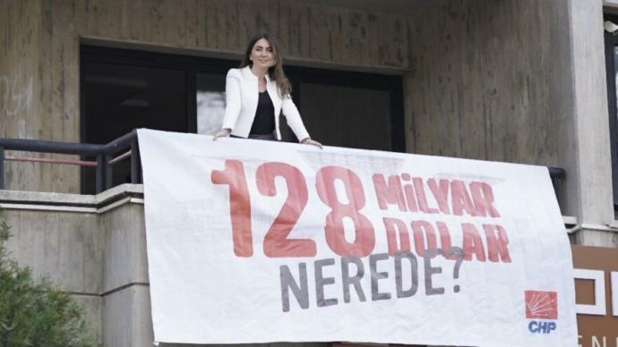 Balkon benim, ister çamaşır asarım, ister pankartdiyen Kadın Avukat Polisleri geldiği gibi geri gönderdi. Ne düşünüyorsunuz?