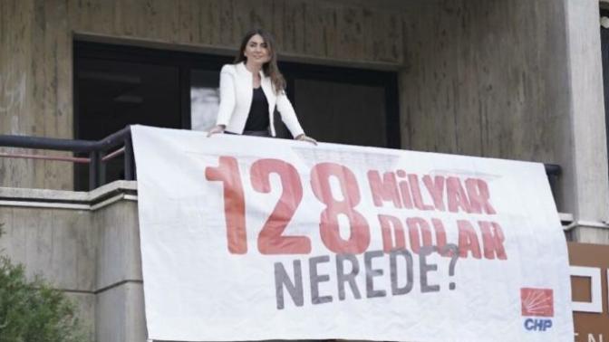 "Balkon benim, ister çamaşır asarım, ister pankart"diyen Kadın Avukat Polisleri geldiği gibi geri gönderdi. Ne düşünüyorsunuz?