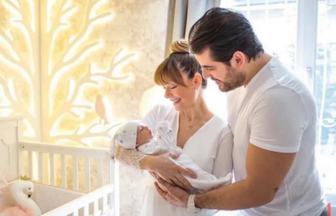 Özge Özder, kızı Lunanın doğum fotoğrafını paylaştı. Siz çocuğunuzun doğum fotoğrafını paylaşır mıydınız?