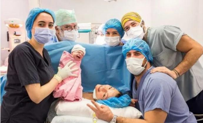 Özge Özder, kızı Lunanın doğum fotoğrafını paylaştı. Siz çocuğunuzun doğum fotoğrafını paylaşır mıydınız?