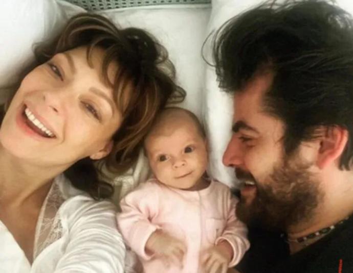 Özge Özder, kızı Lunanın doğum fotoğrafını paylaştı. Siz çocuğunuzun doğum fotoğrafını paylaşır mıydınız?