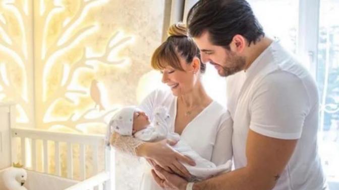 Özge Özder, kızı Luna'nın doğum fotoğrafını paylaştı. Siz çocuğunuzun doğum fotoğrafını paylaşır mıydınız?