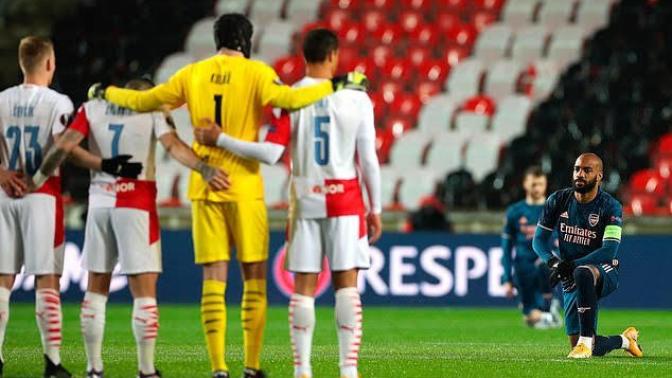 Alexandre Lacazette Irkçılığa karşı protestoya destek vermeyen Slavia Prag'a diz çökerek tepki gösterdi, ne düşünüyorsunuz?