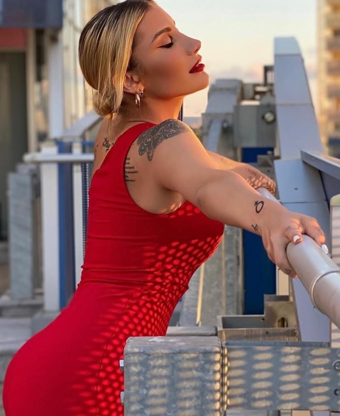 İrem Derici “Güzeliz de ne oluyor, evdeki diş fırçası sayısı bir” dedi! Güzellik mutluluk getirir mi?