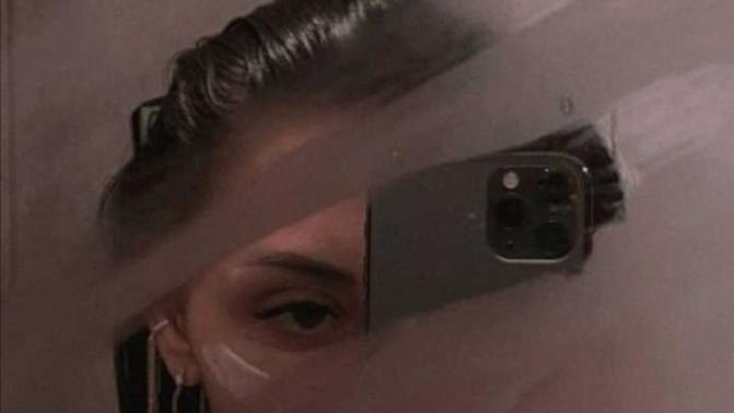 Ayna mı gerçeği yansıtır yoksa fotoğraf mı?