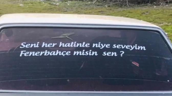 Arabanın arka camına yazılan harfleri veyahut isimleri nasıl buluyorsunuz, sizce kekoluk mu?