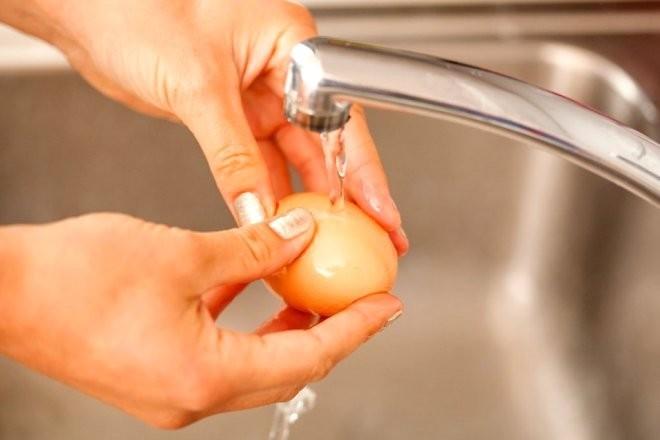 Yumurta kırmadan önce yıkanmalı mıdır¿ Yıkanmamalı mıdır?