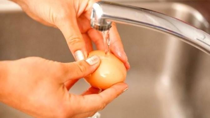 Yumurta kırmadan önce yıkanmalı mıdır¿ Yıkanmamalı mıdır?