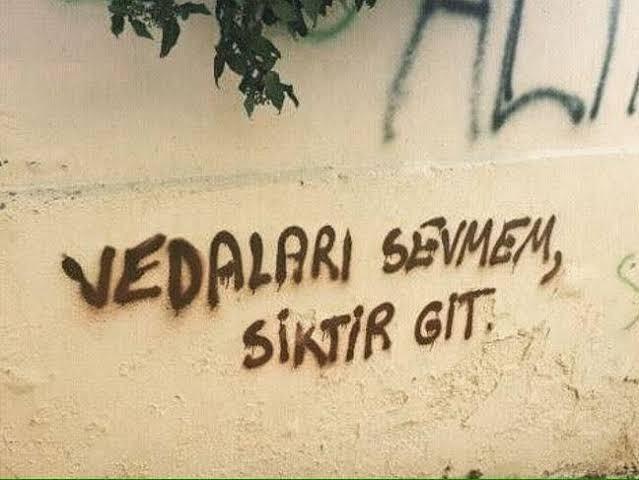 Her an gidecekmiş gibi davranan biri, sevilmeyi hak eder mi?