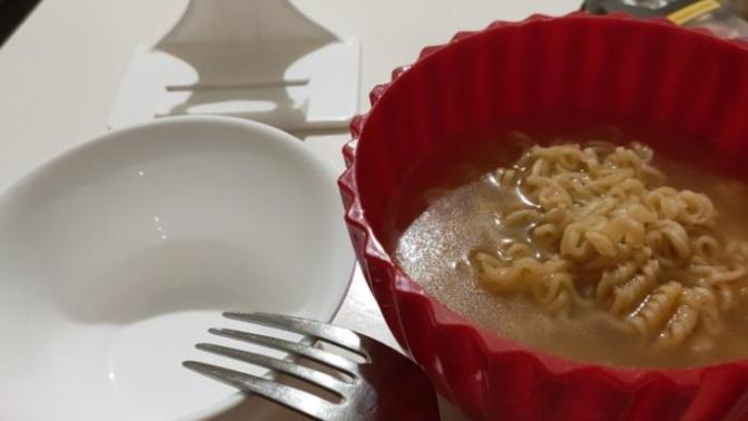 Marketten 2 liraya aldığım noodle'ı chopstick kullanmadan çatalla yedikten sonra da suyunu içiyorum. Sizce ben vizyonsuz muyum?