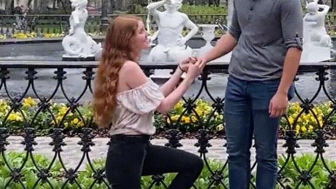 Kızlarda diz çökerek evlilik teklifi yapabilir mi?