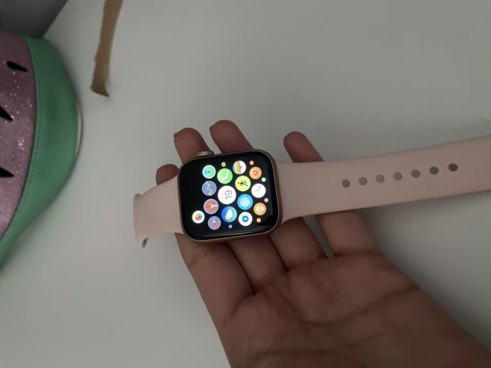 Paraya kıyıp Apple Watch aldım. Çocuksu mu duruyor, yoksa yakışmış mı?