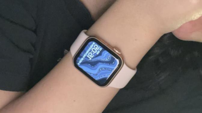 Paraya kıyıp Apple Watch aldım. Çocuksu mu duruyor, yoksa yakışmış mı?