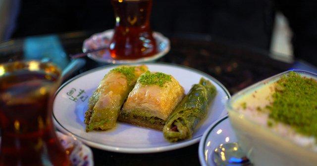 Ramazanda tatlıyı yemekten hemen sonra yiyenlerden misiniz yoksa akşam çayıyla yiyenlerden mi?