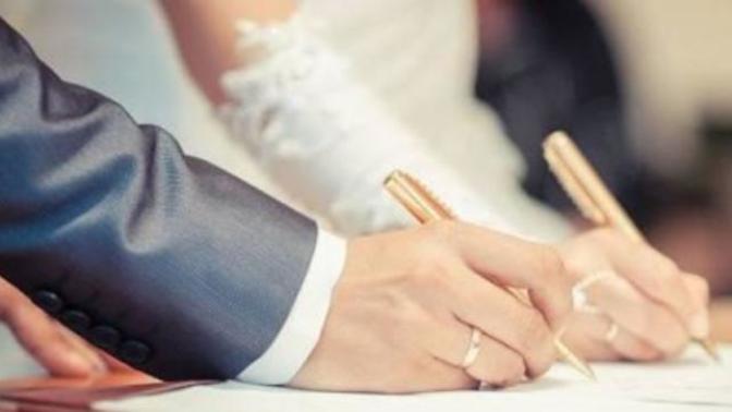Kadınlar evlendikten sonra eşlerinin soyadını kullanmalı mı?