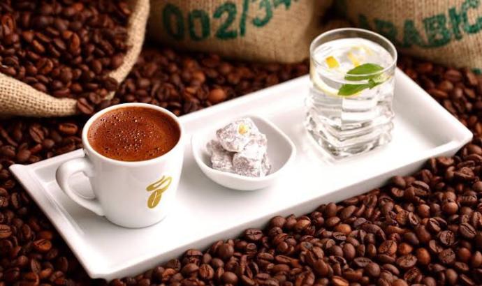 Kahvenin yanına en çok lokum mu yakışıyor çikolata mı ?