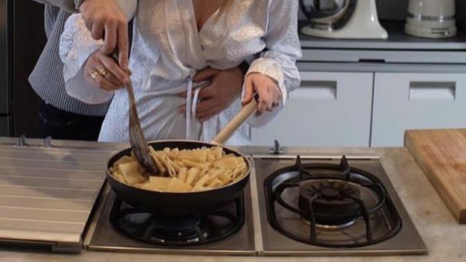 Size her akşam makarna yedirecek biriyle evlenir misiniz?