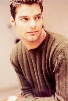 Sizce de Ricky Martin yeni haliyle çok çirkin olmamış mı?