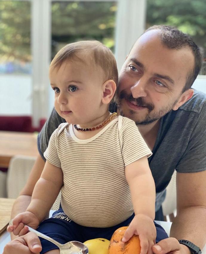Hangi ünlünün bebeği hık demiş babasının burnundan düşmüş?