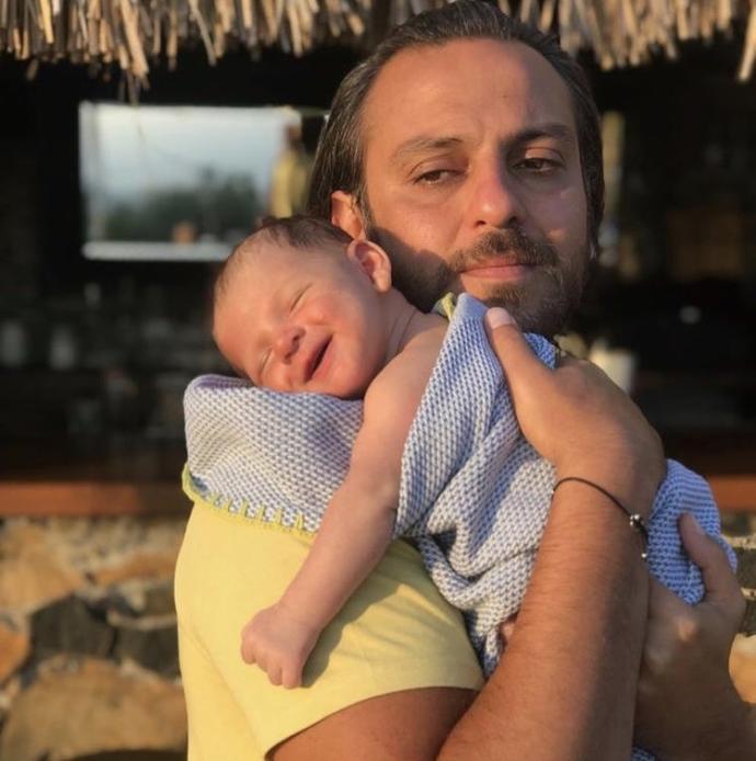 Hangi ünlünün bebeği hık demiş babasının burnundan düşmüş?