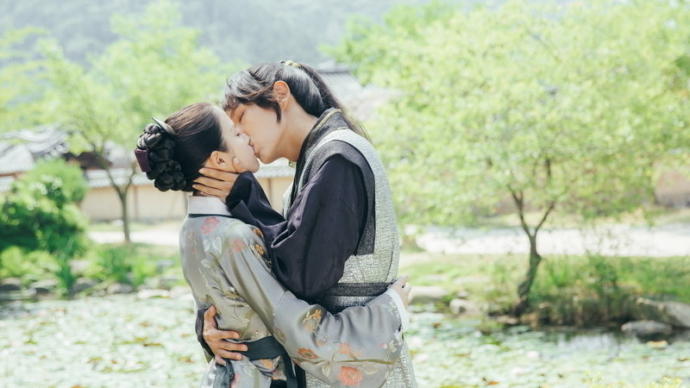 Sizce  bu K-Drama çiftlerinden hangisi daha iyi ve hoş duruyor?