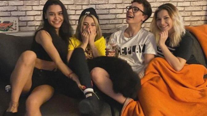 Sizinle her buluşmaya gelirken yanında arkadaşlarını getiren bir kişiye ne derdiniz?