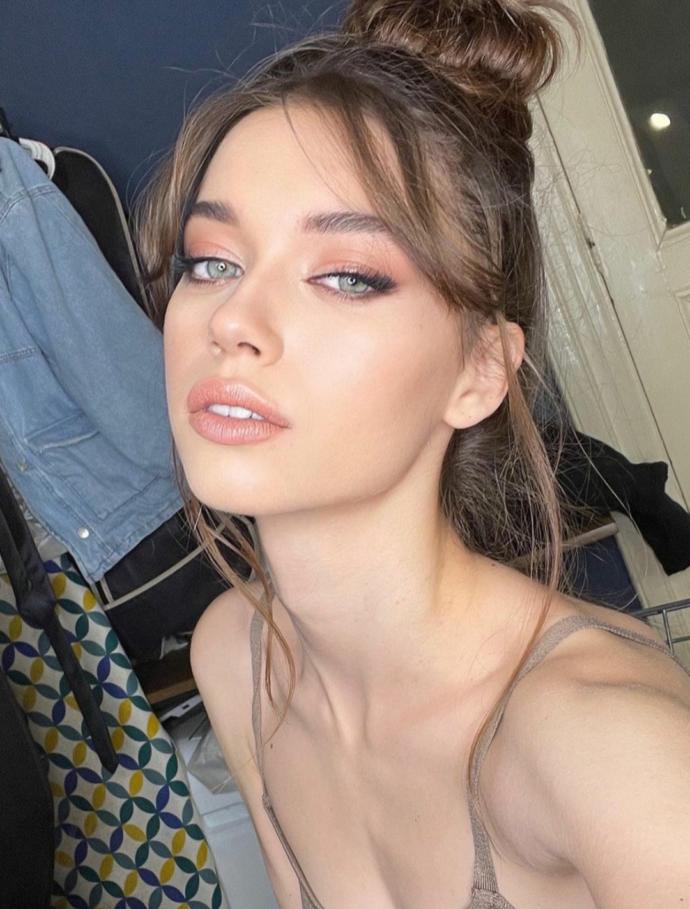 Afra Saraçoğlu dünyanın en güzel kadını değil mi?