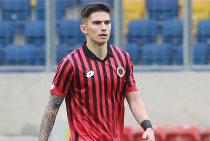 Berat Ayberk Özdemir sizce yakışıklı futbolcu mu?