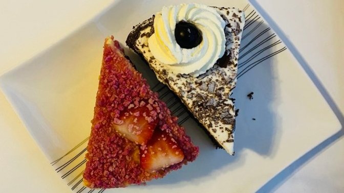 Çilekli pastayı mı yoksa çikolatalı pastayı mı tercih edersiniz?
