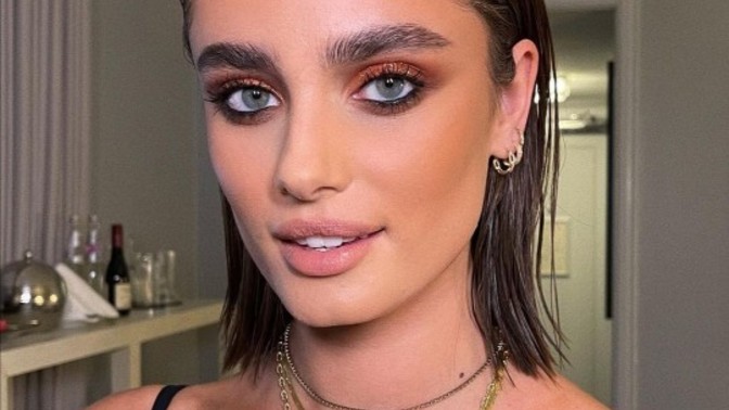 Taylor Hill'in kaşları sizce de çok kalın ve gür değil mi?