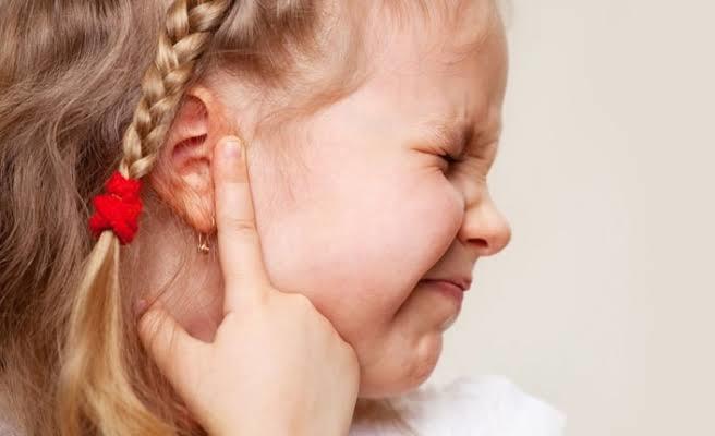 Darbe alınan kulakta duymamizlik sorunu normal mi yoksa zarı patlatmıs olabilir mi?