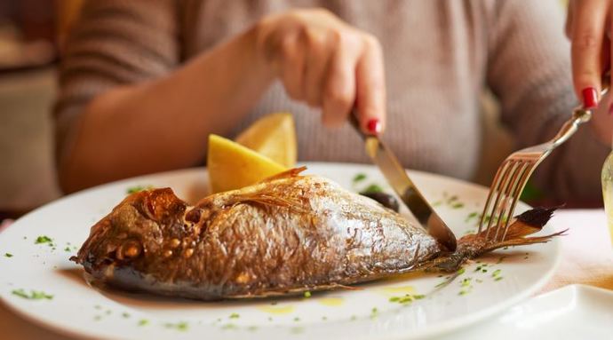 Yemek yerken bıçak kullanır mısınız?