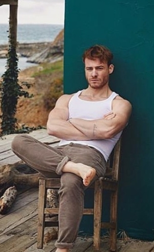 Kerem Bursini yakışıklı bulmayan tek ben miyim?