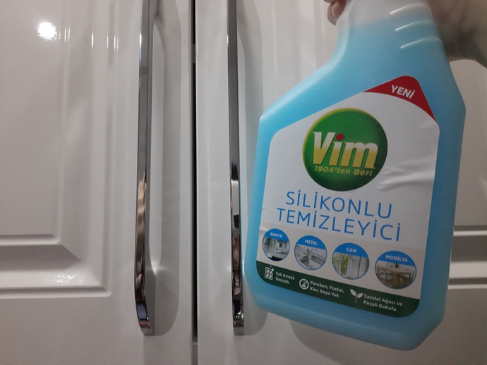 Sağ taraf (Vim olan taraf) Vim Silikonlu Temizleyici ile temizlenmiştir.
