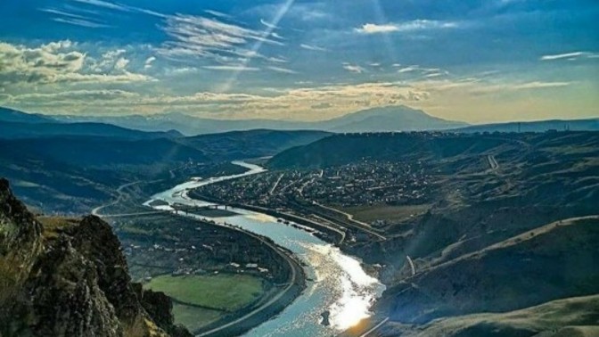 Şu manzaranın güzelliğine bakarmisiniz kim bilecek neresi?