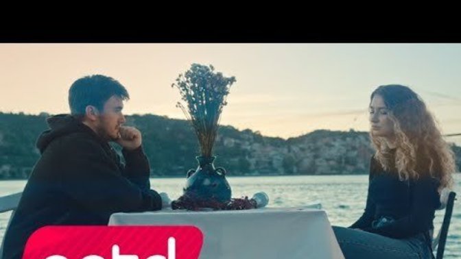 Bu şehirde sana aşık biri var sana doyasıya sarılamasamda seni göremesemde çok özlüyorum seni HAYAT sizin aşkınız nerede ?